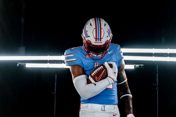 PHOTOS: 'Luv ya Blue' Houston Cougars honor Oilers history with popular  color scheme